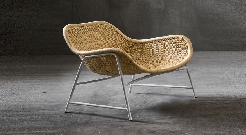 Cette chaise en osier arbore un design incurvé avec des pieds en métal, alliant harmonieusement élégance et durabilité sur un fond de sol gris. Sa qualité exquise rivalise avec celle de n'importe quel canapé haut de gamme, assurant à la fois confort et style dans votre espace. Canape Paris by Atelier Bis