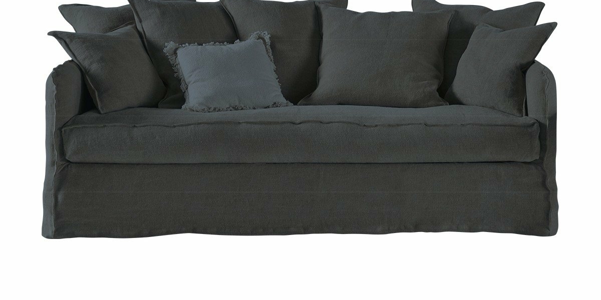 Présenté dans notre élégant showroom, ce canapé vert foncé est doté de plusieurs coussins, dont un petit décoratif au centre. Canape Paris by Atelier Bis