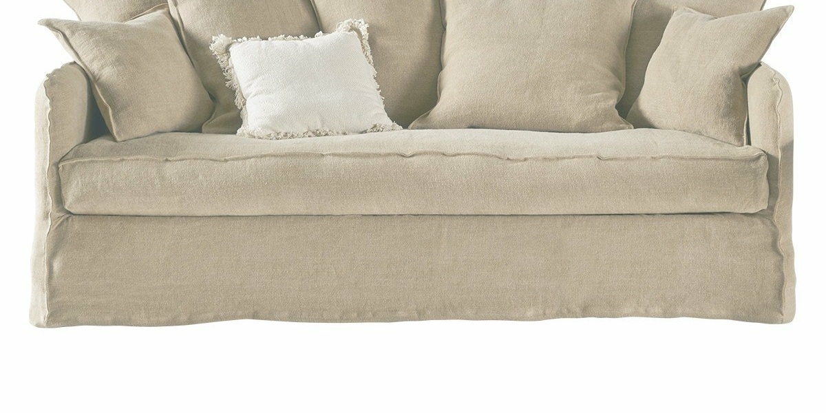 Découvrez un canapé beige avec cinq coussins assortis et un coussin blanc contrastant, tous conçus pour apporter une qualité de salle d'exposition à votre espace de vie. Canape Paris by Atelier Bis