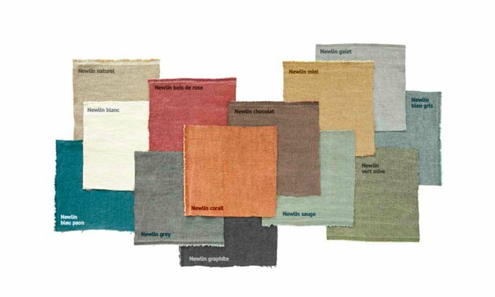 Une collection d'échantillons de tissus rappelant l'élégance parisienne, chacun dans des couleurs variées et étiqueté avec le nom de la teinte correspondante. Canape Paris by Atelier Bis