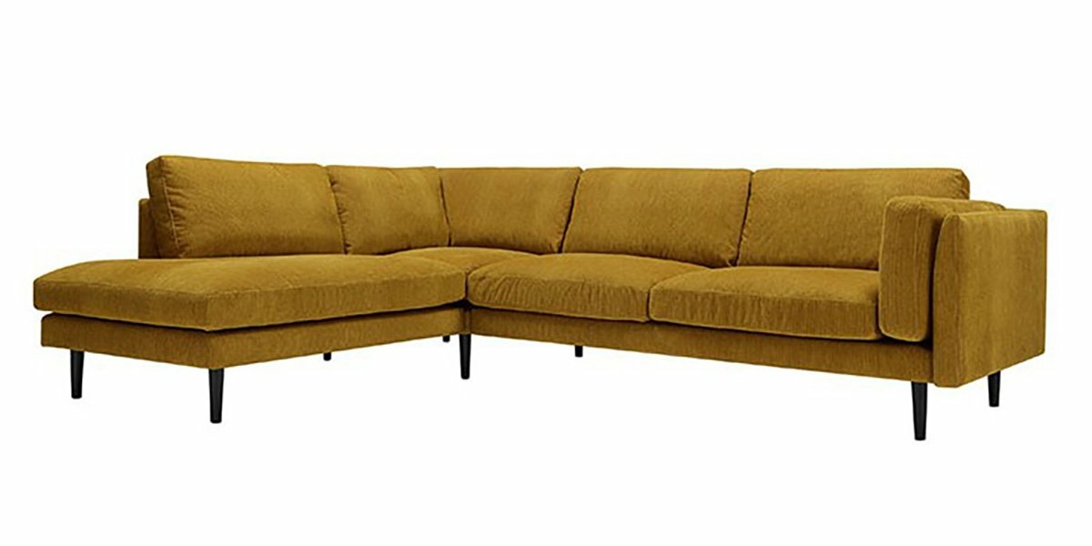 Canapé sectionnel en L vert olive avec coussins moelleux et pieds noirs, rappelant un showroom parisien chic, sur fond blanc immaculé. Canape Paris by Atelier Bis