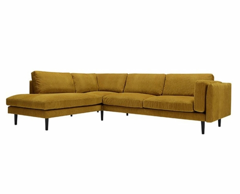 Canapé sectionnel en L vert olive avec coussins moelleux et pieds noirs, rappelant un showroom parisien chic, sur fond blanc immaculé. Canape Paris by Atelier Bis