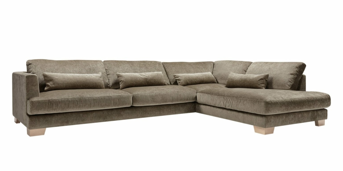 Élégant canapé vert foncé en forme de L avec coussins moelleux et pieds en bois robustes, reflétant le charme intemporel du design parisien. Canape Paris by Atelier Bis