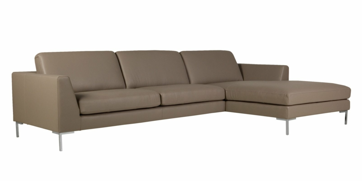 Un canapé en cuir marron en forme de L avec des pieds en métal respire la qualité parisienne sur un fond blanc. Canape Paris by Atelier Bis