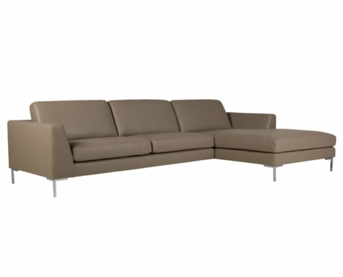 Un canapé en cuir marron en forme de L avec des pieds en métal respire la qualité parisienne sur un fond blanc. Canape Paris by Atelier Bis