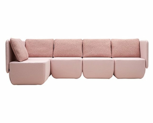 Découvrez l'élégance de notre canapé modulable rose avec coussins texturés, présenté dans un cadre de salle d'exposition impeccable. Cette beauté en forme de L, parfaite pour tout espace d'inspiration parisienne, se dresse sur un fond blanc immaculé. Canape Paris by Atelier Bis