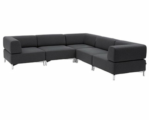 Canapé sectionnel en L gris foncé avec pieds en métal et dossier bas et accoudoirs, présenté sur un fond blanc, parfait pour un showroom parisien chic. Canape Paris by Atelier Bis