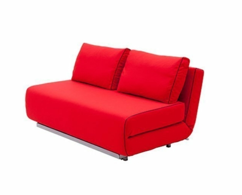 Un canapé deux places rouge vif et moderne avec coussins repose élégamment sur un fond blanc, offrant une qualité exceptionnelle à un prix abordable. Canape Paris by Atelier Bis