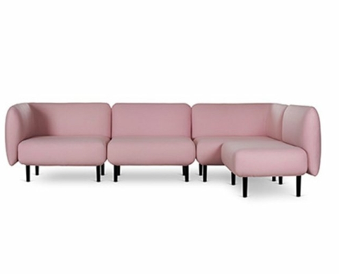 Découvrez la quintessence de la qualité avec ce canapé sectionnel modulaire rose, doté de pieds noirs élégants et posé sur un fond blanc immaculé, parfait pour n'importe quelle salle d'exposition. Canape Paris by Atelier Bis