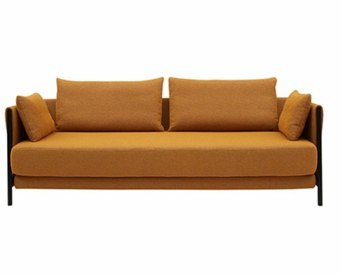 Découvrez ce canapé orange chic aux pieds noirs, agrémenté de deux grands coussins de dossier et de deux petits coussins latéraux. A prix imbattable, il vous attend dans notre showroom parisien pour vous faire découvrir son confort et son élégance. Canape Paris by Atelier Bis