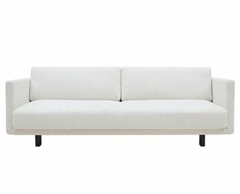 Découvrez la qualité du design parisien avec ce canapé moderne blanc aux lignes épurées et aux pieds noirs élégants. Il s'agit d'un complément parfait à tout showroom sophistiqué, incarnant l'élégance sur son fond blanc minimaliste. Canape Paris by Atelier Bis