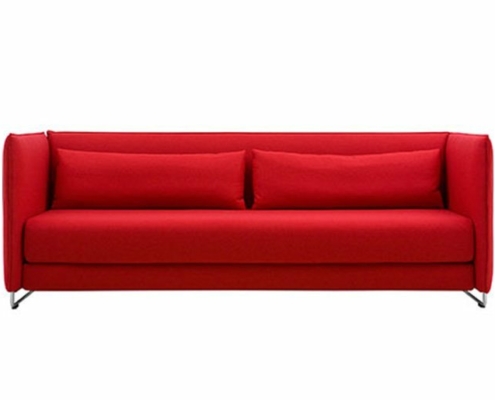 Canapé moderne rouge au design minimaliste et deux coussins, présenté sur un fond blanc, tel que vu dans notre showroom. Canape Paris by Atelier Bis