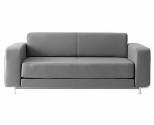 Un canapé gris moderne avec des coussins épais et des pieds en métal élégants, parfait pour ajouter une touche d'élégance parisienne à n'importe quel espace de vie. Canape Paris by Atelier Bis