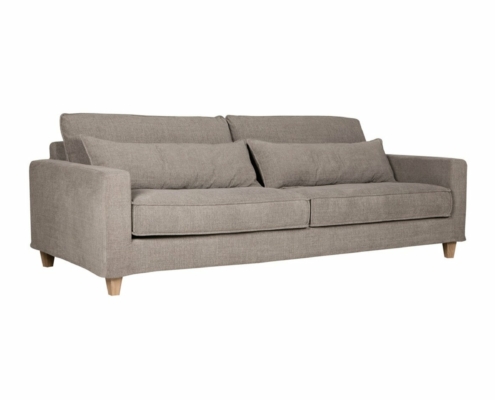 Un canapé gris moderne avec des pieds en bois et deux coussins d'assise, présenté dans une salle d'exposition minimaliste sur un fond blanc immaculé. Canape Paris by Atelier Bis