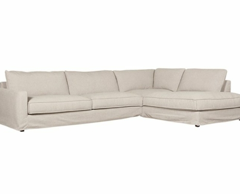 Un canapé beige en forme de L avec trois coussins de chaque côté, équilibrant parfaitement prix et qualité. Canape Paris by Atelier Bis