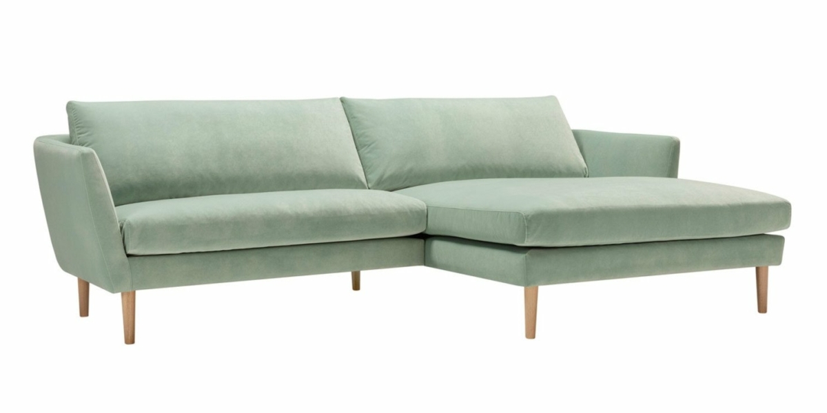 Découvrez notre superbe canapé en L vert menthe de notre showroom, doté d'élégants pieds en bois beige. Faites l'expérience d'une qualité inégalée dans chaque détail, parfait pour rehausser votre espace avec style et confort à un prix attractif. Canape Paris by Atelier Bis