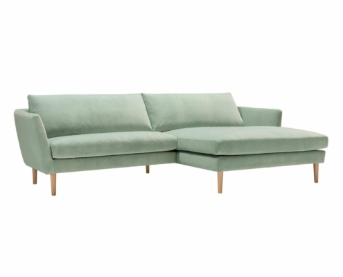 Découvrez notre superbe canapé en L vert menthe de notre showroom, doté d'élégants pieds en bois beige. Faites l'expérience d'une qualité inégalée dans chaque détail, parfait pour rehausser votre espace avec style et confort à un prix attractif. Canape Paris by Atelier Bis