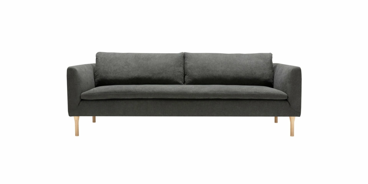 Découvrez un canapé gris foncé moderne digne d'un showroom avec des pieds en bois, élégamment placé sur un fond blanc immaculé. Canape Paris by Atelier Bis