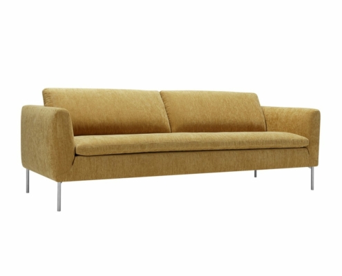 Canapé moderne jaune avec pieds en métal, au design minimaliste et deux coussins de dossier, maintenant disponible dans notre showroom. Découvrez le mélange parfait de qualité et de style qui redéfinit votre espace. Canape Paris by Atelier Bis