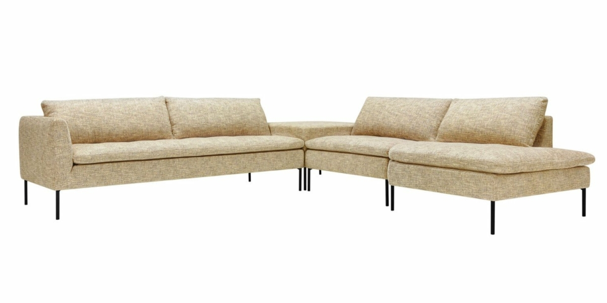 Canapé sectionnel beige en L avec pieds en métal noir, parfait pour tout showroom parisien élégant. Canape Paris by Atelier Bis