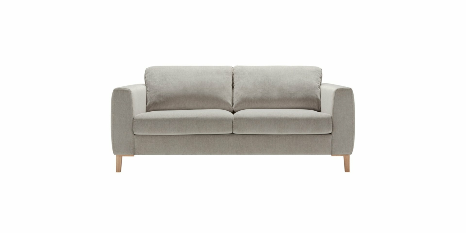 Le canapé deux places gris avec pieds en bois, doté de coussins et d'accoudoirs moelleux, offre une qualité exquise à un prix imbattable, sur fond blanc. Canape Paris by Atelier Bis