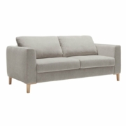 Canapé deux places gris avec pieds en bois sur fond blanc, reflétant la qualité d'une salle d'exposition. Canape Paris by Atelier Bis