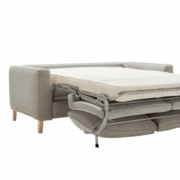 Un canapé gris élégant avec un canapé-lit gigogne et un matelas allongé, parfaitement présenté sur un fond blanc immaculé, idéal pour toute exposition en salle d'exposition. Canape Paris by Atelier Bis