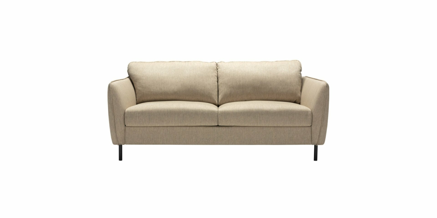 Un canapé deux places beige aux pieds noirs, doté de coussins moelleux et d'un design minimaliste rappelant l'élégance parisienne. Canape Paris by Atelier Bis