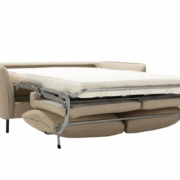 Élégant et polyvalent, ce canapé convertible beige se transforme gracieusement en lit, alliant harmonieusement style et fonctionnalité. Conçu dans un souci de qualité, il offre un confort exceptionnel, ce qui en fait un choix idéal pour tout espace de vie moderne. Canape Paris by Atelier Bis