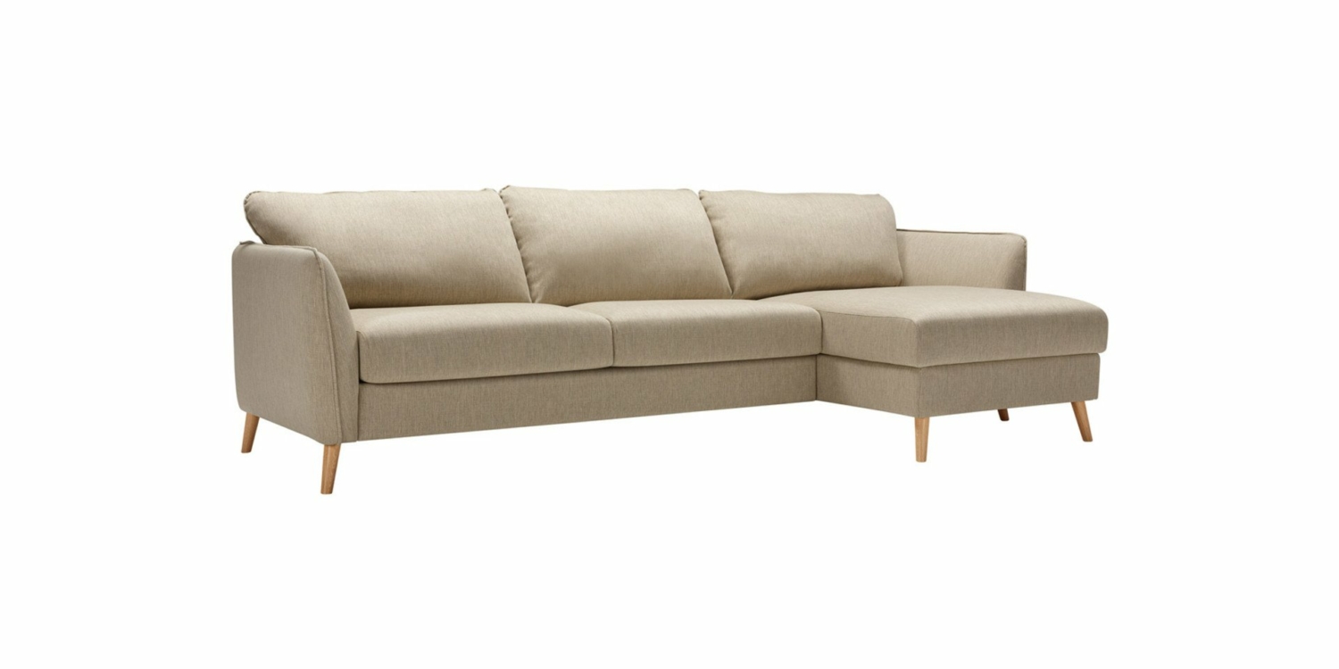 Un canapé sectionnel beige avec des pieds en bois et une méridienne orientée vers la droite, reflétant l'élégance parisienne, sur un fond blanc. Canape Paris by Atelier Bis