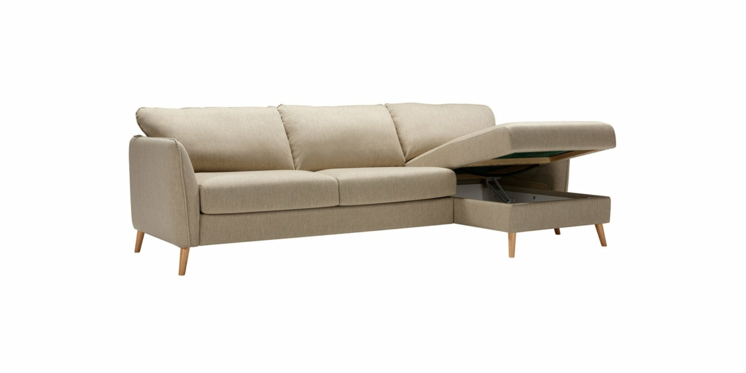 Canapé sectionnel beige avec méridienne de rangement sur pieds en bois clair, illustrant l'élégance de la qualité de style parisien, sur fond blanc. Canape Paris by Atelier Bis