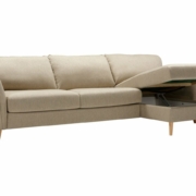 Canapé sectionnel beige avec méridienne de rangement sur pieds en bois clair, illustrant l'élégance de la qualité de style parisien, sur fond blanc. Canape Paris by Atelier Bis