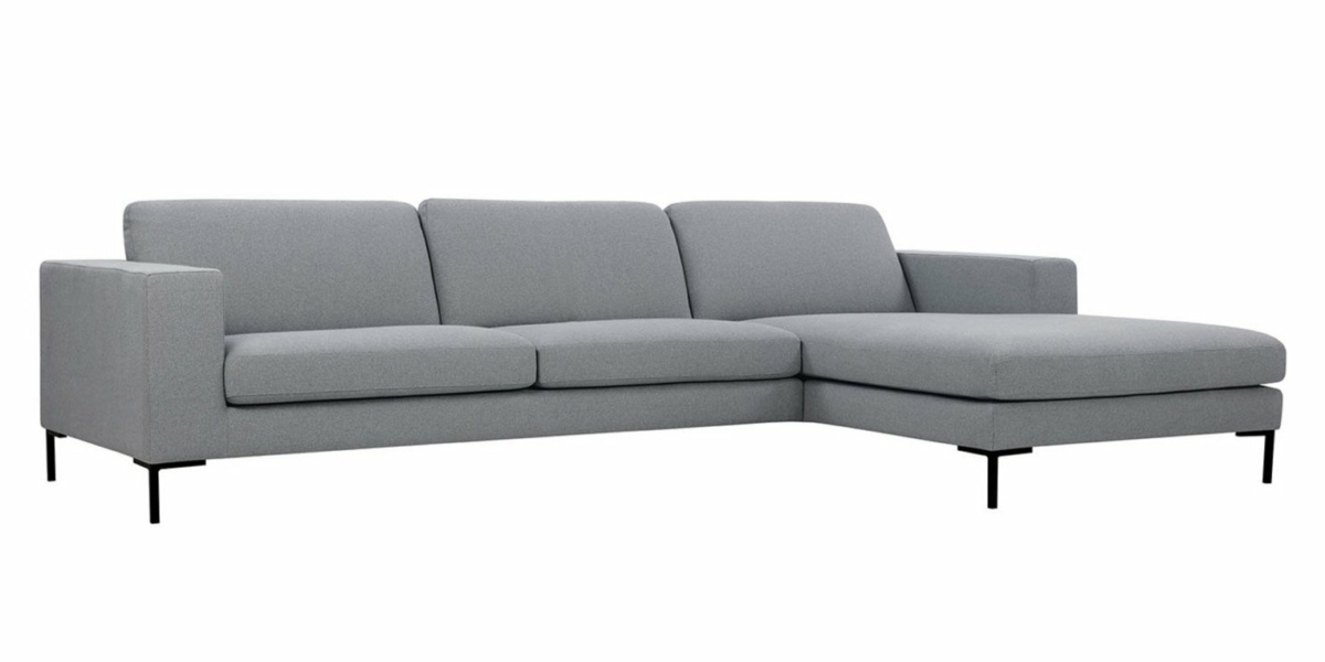 Canapé gris en forme de L au design minimaliste et aux pieds en métal noir, parfait pour tout showroom moderne. Canape Paris by Atelier Bis