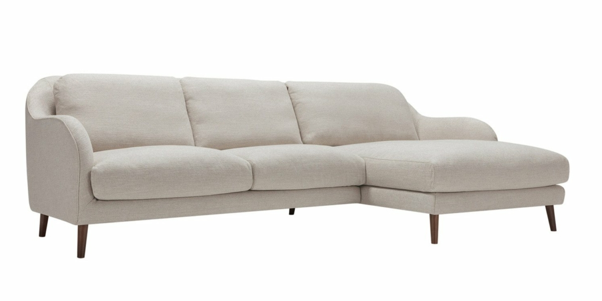 Canapé beige en forme de L avec coins arrondis et pieds en bois, reflétant la qualité d'une salle d'exposition sur un fond blanc immaculé. Canape Paris by Atelier Bis