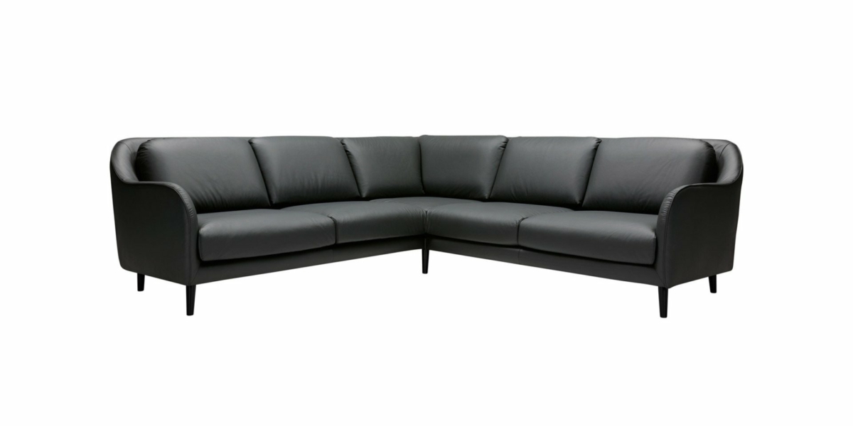 Ce canapé en cuir noir en forme de L présente un design élégant et des sièges rembourrés, incarnant la qualité d'une salle d'exposition sur un fond blanc impeccable. Canape Paris by Atelier Bis