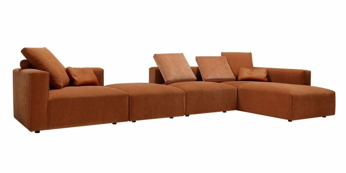 Canapé modulable en L marron d'une qualité exceptionnelle avec des coussins dispersés, rappelant un canapé classique, sur fond blanc immaculé. Canape Paris by Atelier Bis