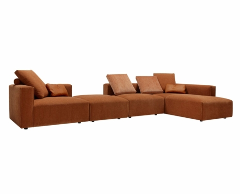 Canapé modulable en L marron d'une qualité exceptionnelle avec des coussins dispersés, rappelant un canapé classique, sur fond blanc immaculé. Canape Paris by Atelier Bis