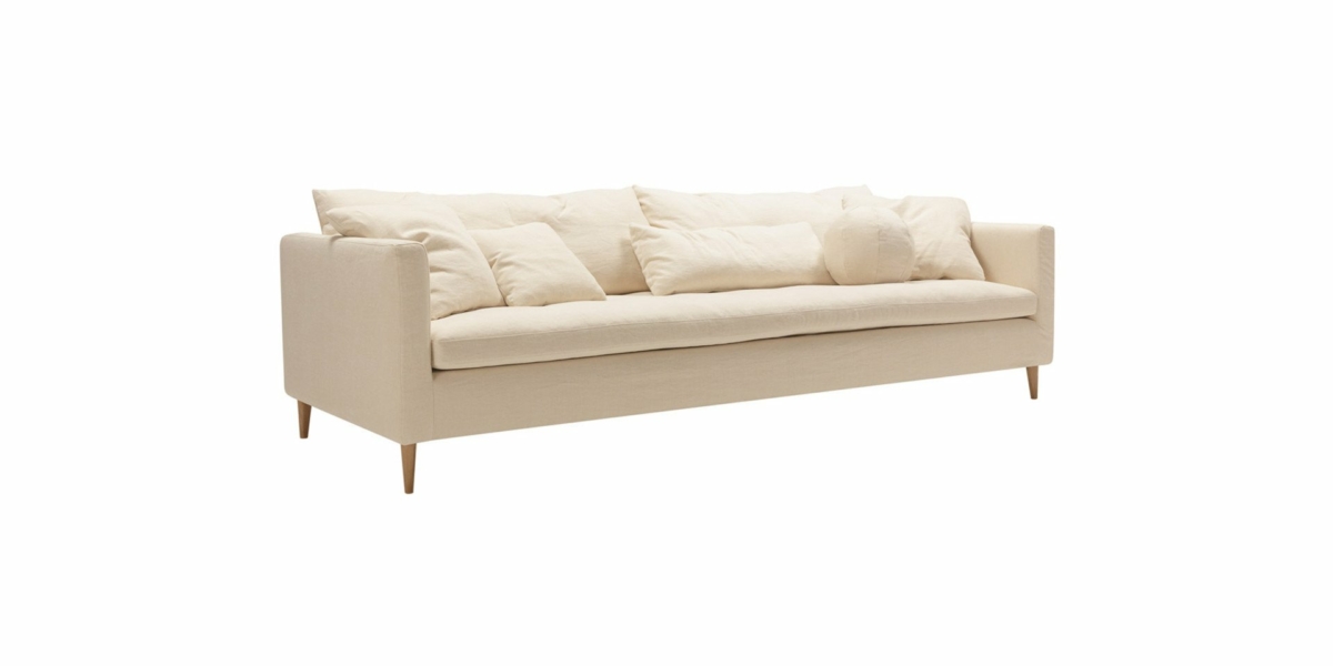 Découvrez le canapé couleur crème avec coussins moelleux et pieds en bois robustes, désormais présenté dans notre showroom. Faites l'expérience d'une qualité inégalée qui complète son design épuré, parfait sur un fond blanc. Canape Paris by Atelier Bis