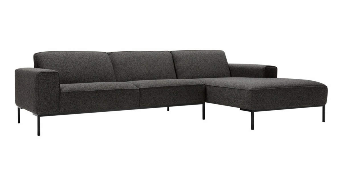 Un canapé gris foncé en forme de L aux lignes épurées et aux pieds en métal noir est présenté sur un fond blanc immaculé, incarnant la qualité d'une salle d'exposition. Canape Paris by Atelier Bis