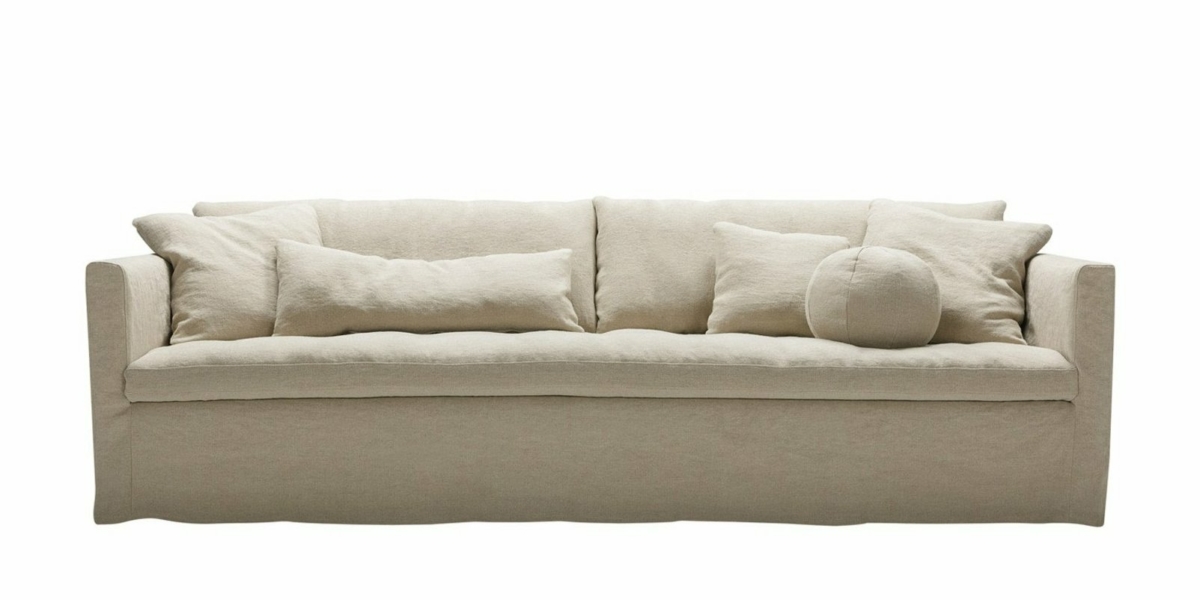 Canapé beige trois places avec deux coussins rectangulaires et un coussin rond, mettant en valeur l'élégance et la qualité sur un fond blanc immaculé. Canape Paris by Atelier Bis