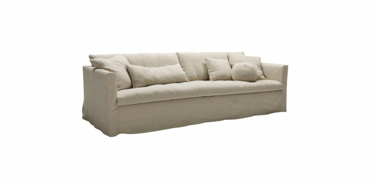 Canapé beige trois places avec plusieurs coussins, mettant en valeur la qualité parisienne sur un fond blanc immaculé. Canape Paris by Atelier Bis