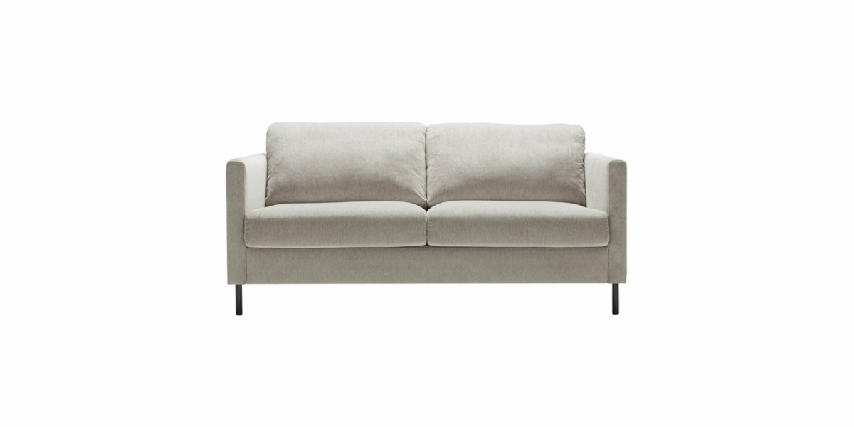 Un canapé beige avec deux coussins d'assise et deux coussins de dossier sur pieds noirs, vu de face, offrant une touche d'élégance parisienne qui complète sa qualité et son style. Canape Paris by Atelier Bis