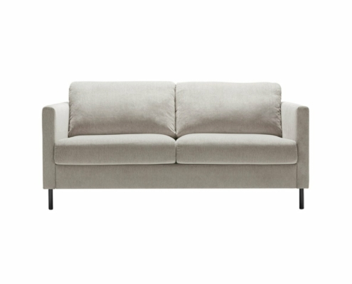 Un canapé beige avec deux coussins d'assise et deux coussins de dossier sur pieds noirs, vu de face, offrant une touche d'élégance parisienne qui complète sa qualité et son style. Canape Paris by Atelier Bis