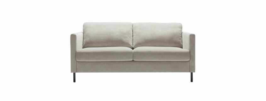 Un canapé beige avec deux coussins d'assise et deux coussins de dossier sur pieds noirs, vu de face, offrant une touche d'élégance parisienne qui complète sa qualité et son style. Canape Paris by Atelier Bis