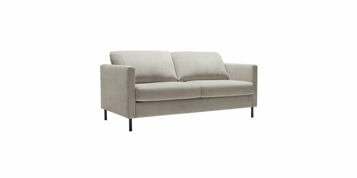 Un canapé gris clair, moderne, avec accoudoirs droits et pieds noirs sur fond blanc, offrant une qualité exceptionnelle à un prix attractif. Canape Paris by Atelier Bis