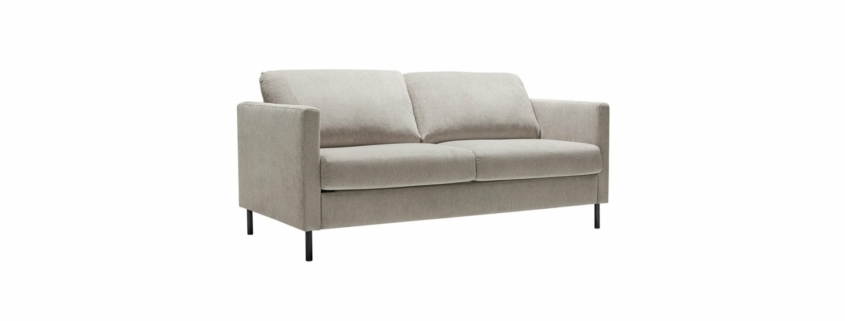 Un canapé gris clair, moderne, avec accoudoirs droits et pieds noirs sur fond blanc, offrant une qualité exceptionnelle à un prix attractif. Canape Paris by Atelier Bis