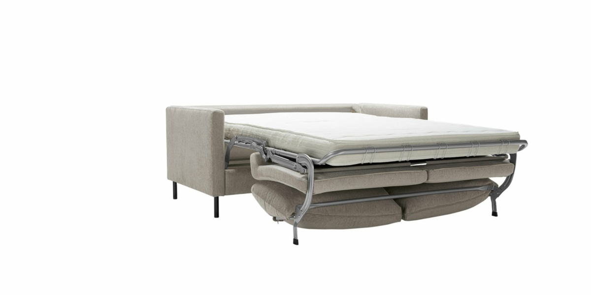 Un canapé beige avec un cadre en métal se déplie harmonieusement en un lit, offrant à la fois style et confort sur un fond blanc immaculé. Canape Paris by Atelier Bis