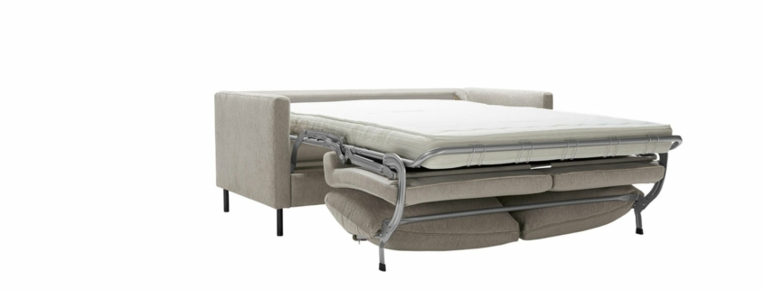 Un canapé beige avec un cadre en métal se déplie harmonieusement en un lit, offrant à la fois style et confort sur un fond blanc immaculé. Canape Paris by Atelier Bis