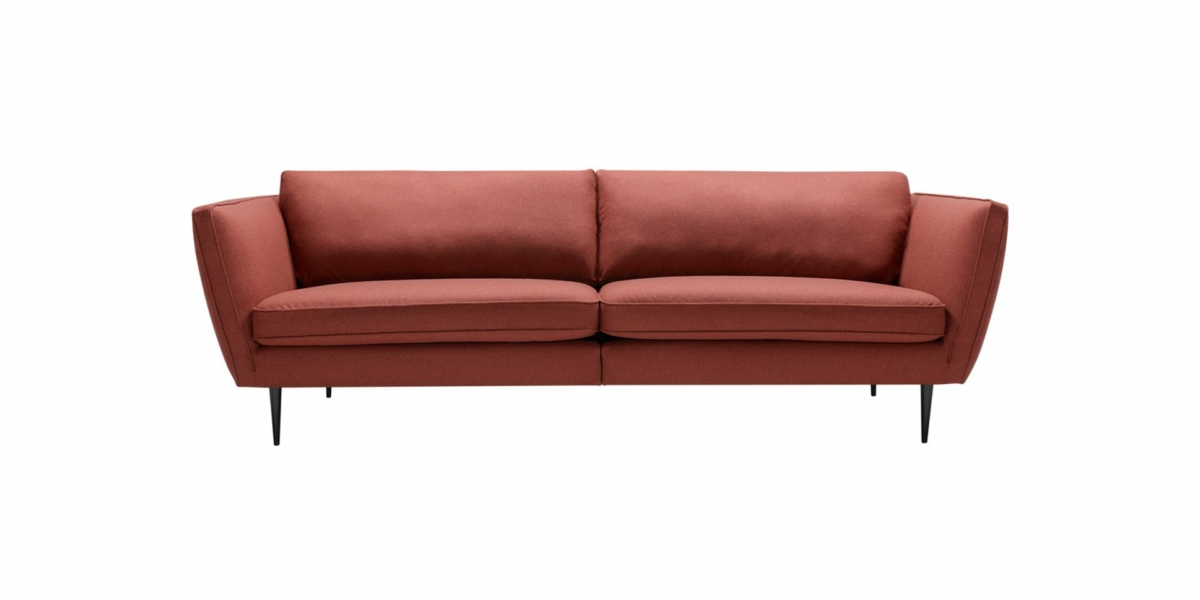 Canapé moderne du milieu du siècle rouge-orange avec pieds noirs, rappelant une pièce de showroom parisienne classique, avec deux coussins sur le dossier et l'assise. Canape Paris by Atelier Bis