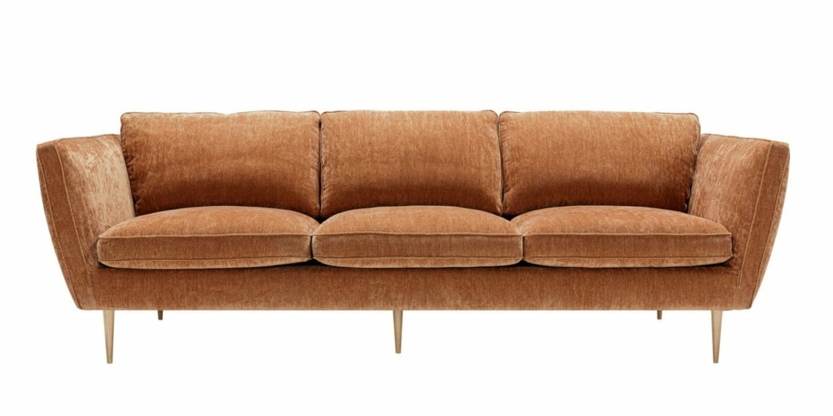 Canapé en velours marron moderne du milieu du siècle avec pieds en bois fuselés et coussins moelleux, mettant en valeur l'élégance de qualité salle d'exposition. Canape Paris by Atelier Bis